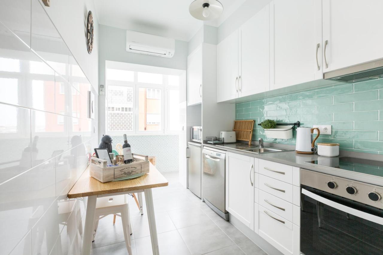 Stroll To Coffee Shops Near A Renovated Hillside Apartment In Graca Lisboa Ngoại thất bức ảnh